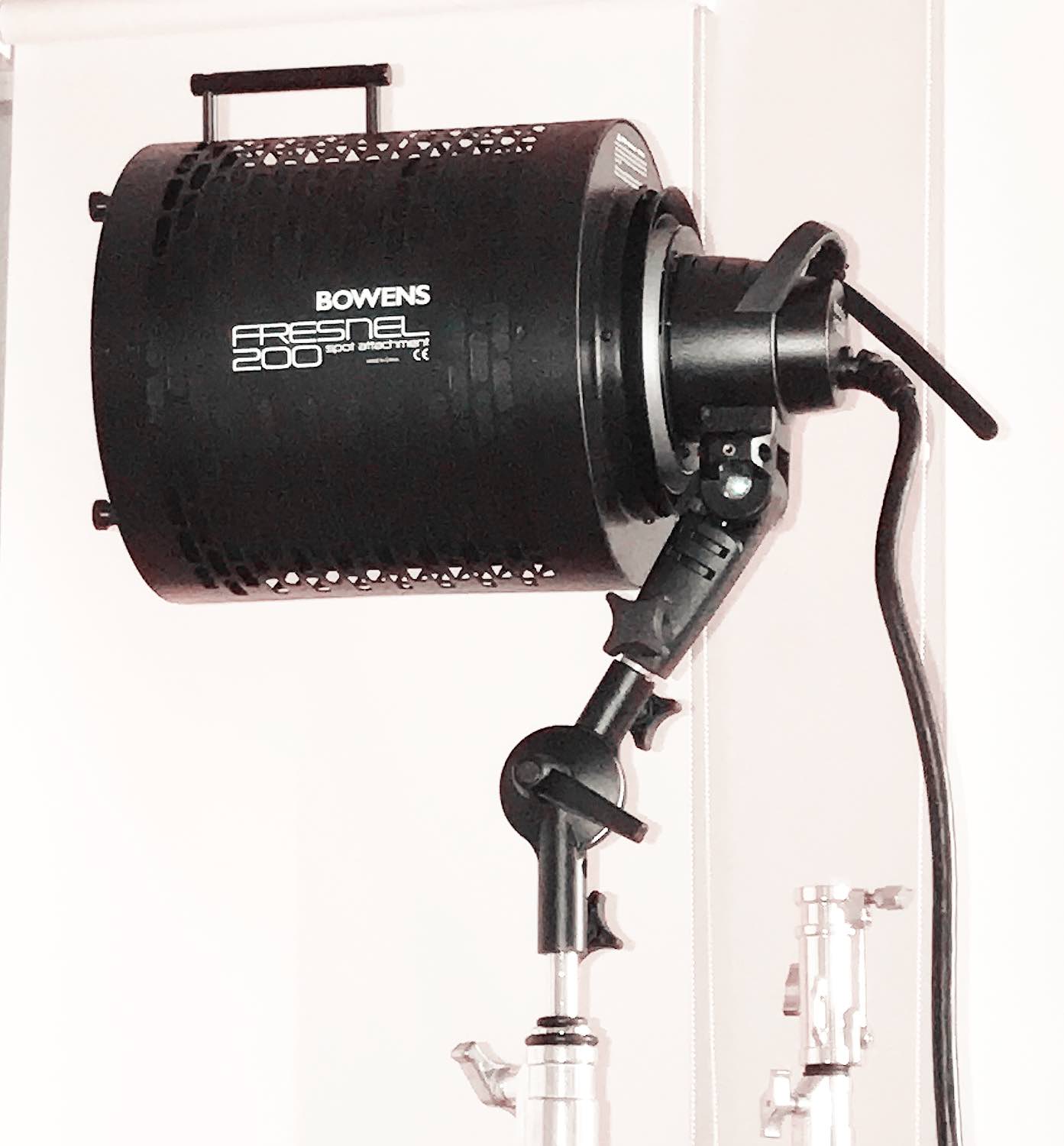 Bowens 200 fresnel with Godox H1200