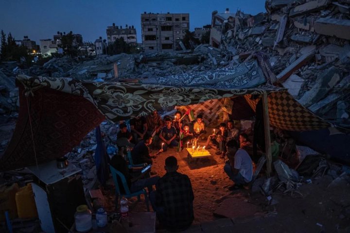 "Palestinian Children in Gaza". Photograph by Fatima Shbair winner of World Press Photo in the unique image category and Asian region. Fujifilm X-T2.